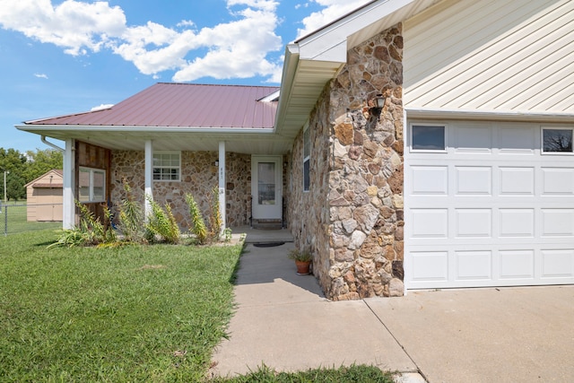 view of front of property with a front lawn