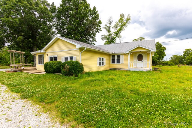 ranch-style house featuring a front lawn