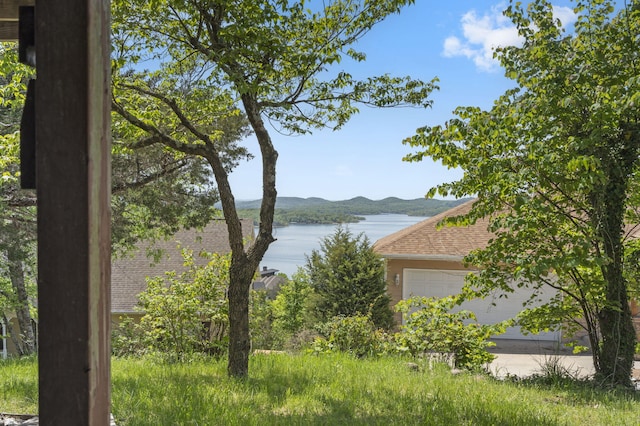 water view featuring a mountain view