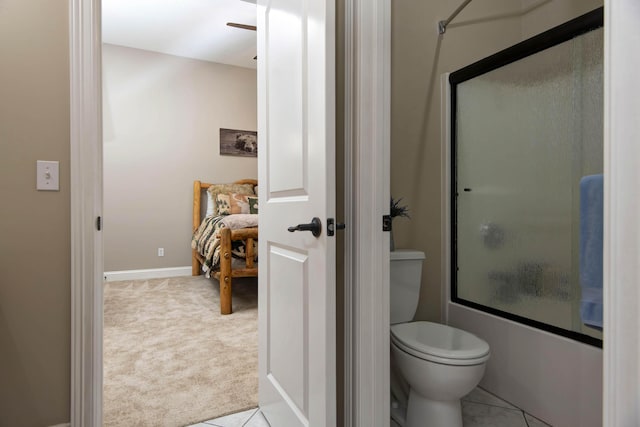 full bath featuring combined bath / shower with glass door, a ceiling fan, baseboards, and toilet