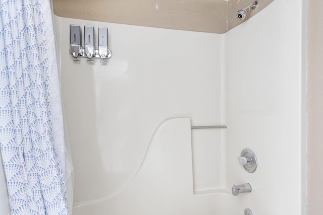 bathroom featuring shower / bath combo