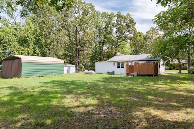 view of yard featuring a storage shed