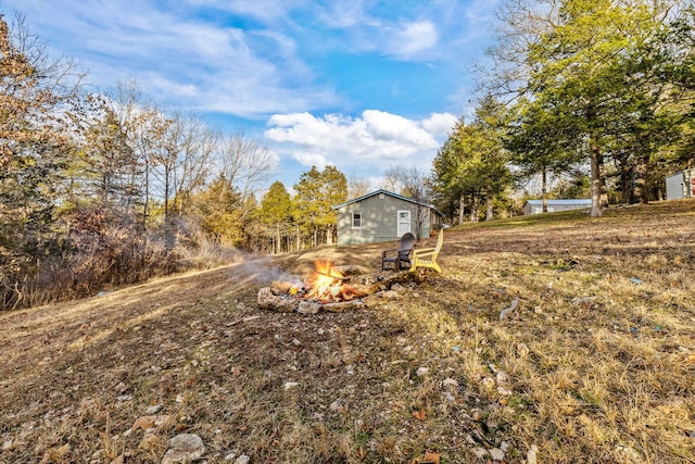 view of yard featuring an outdoor fire pit