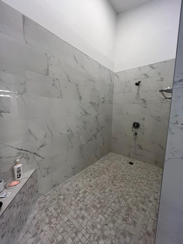 bathroom featuring tiled shower