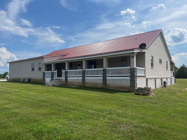 view of front facade featuring a front yard, a porch, and central air condition unit