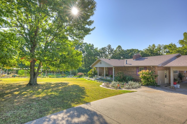 view of front of property featuring a front lawn