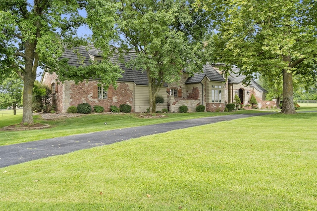 view of front facade with a front lawn