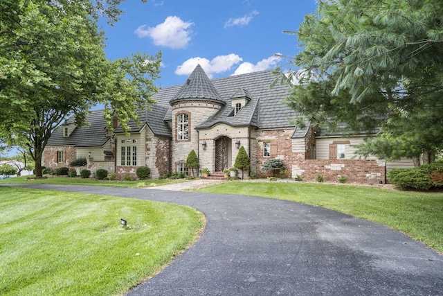 view of front facade featuring a front yard