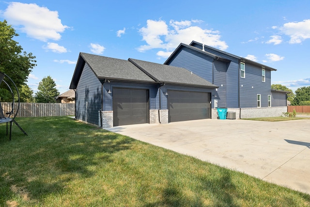 view of front of property featuring a front yard