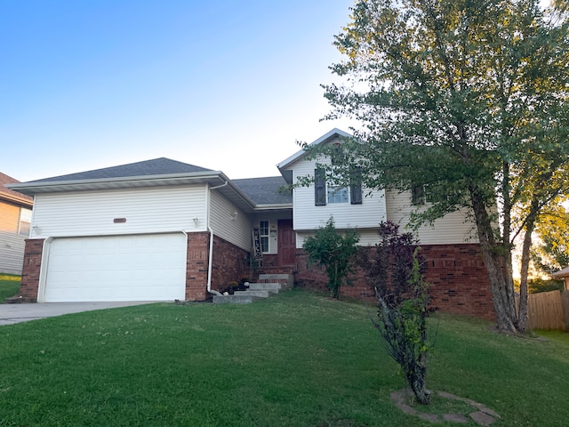 view of front of property featuring a front yard and a garage