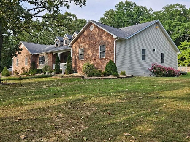 view of front of house featuring a front lawn