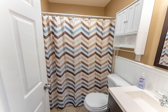 bathroom with a shower with shower curtain, vanity, and toilet