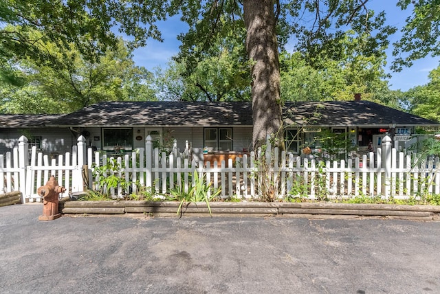 ranch-style home featuring covered porch