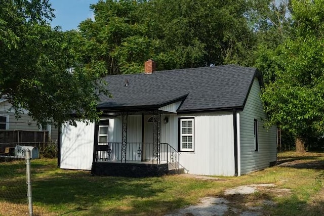 view of front facade featuring a front yard and covered porch