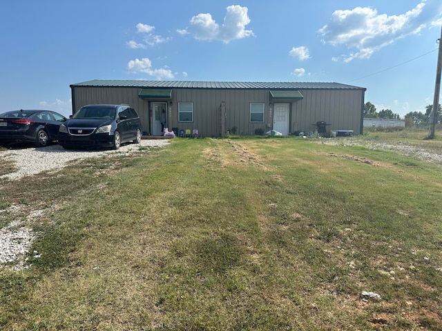 view of front facade featuring a front yard