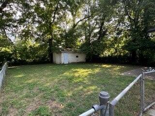 view of yard featuring a storage shed