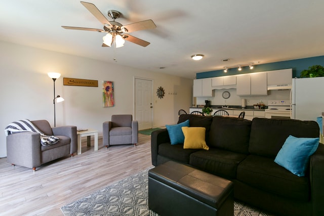 living room featuring light hardwood / wood-style floors and ceiling fan