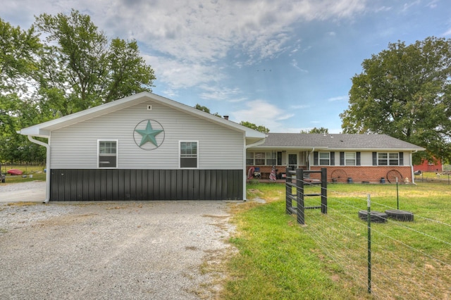 view of front of property featuring driveway, crawl space, and a front yard