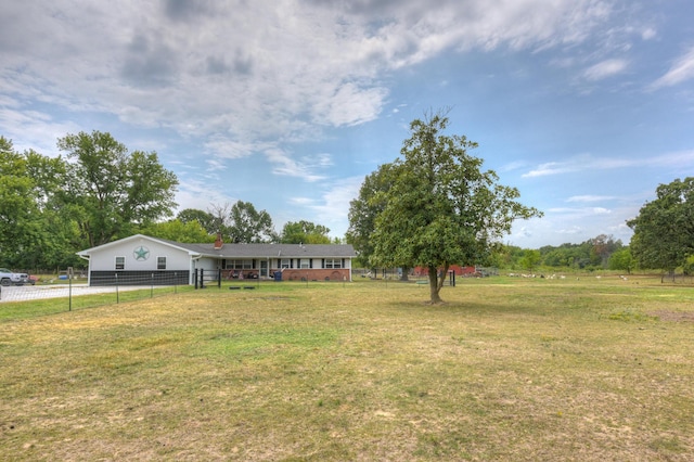 view of yard featuring a rural view