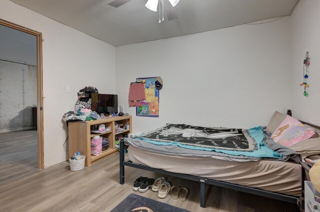 bedroom featuring light hardwood / wood-style floors and ceiling fan