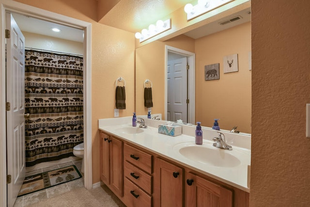 bathroom with a shower with curtain, vanity, and toilet