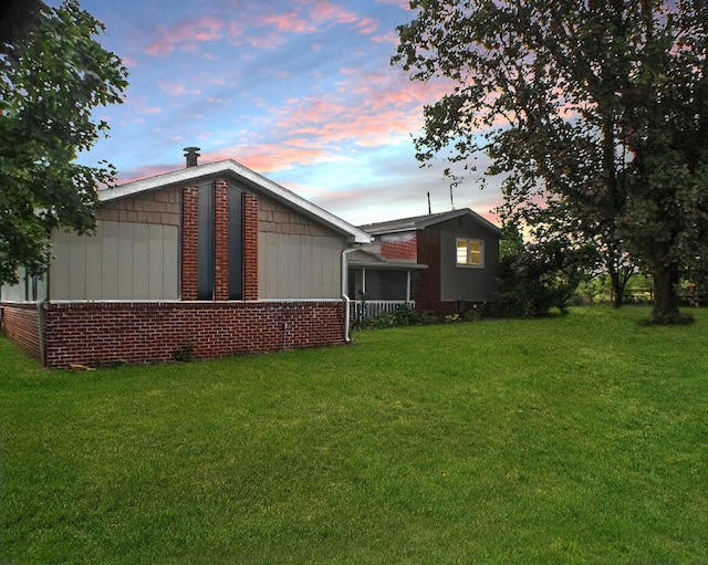 exterior space featuring a lawn