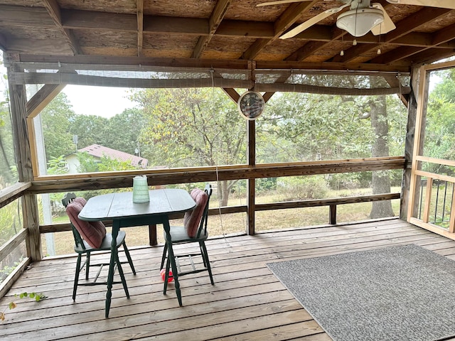 sunroom with ceiling fan