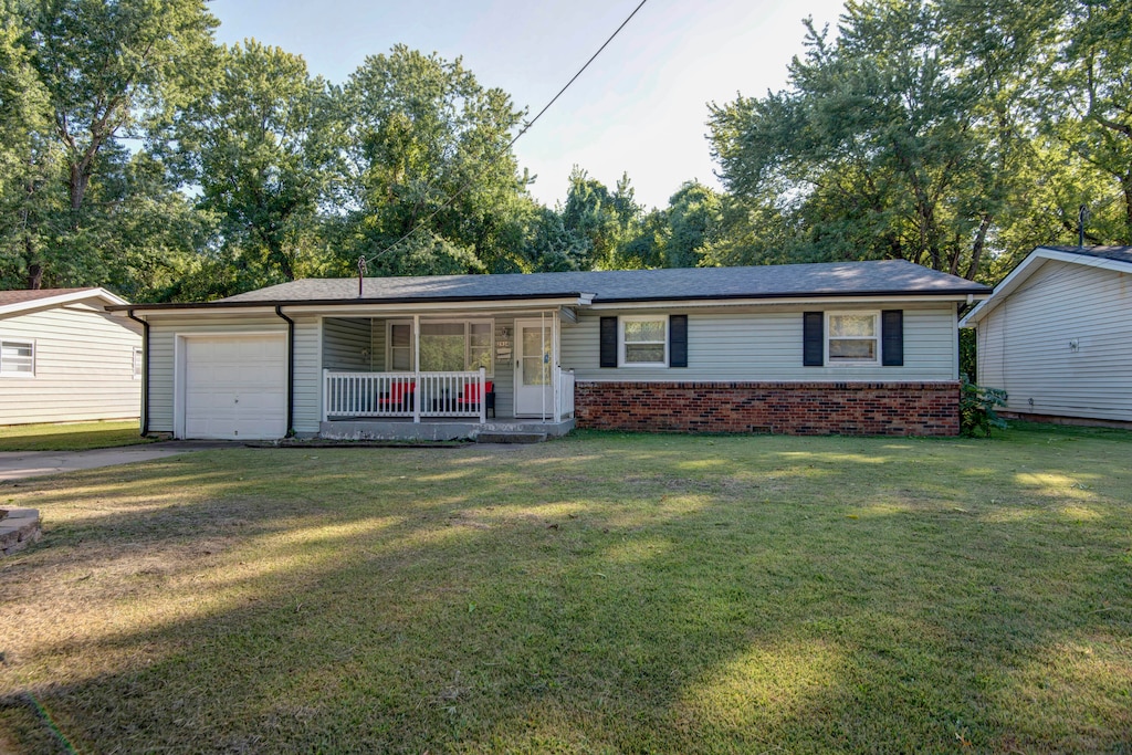 ranch-style house featuring a porch and a front yard