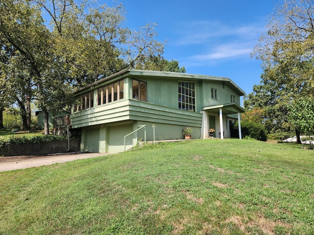 28409 Bali Rd, Warsaw, MO 65355 - view of front of property featuring a garage and a front yard