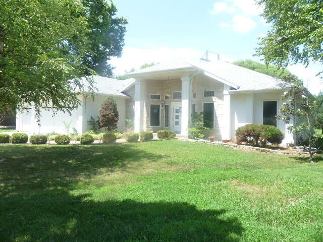 view of front of house featuring a front lawn