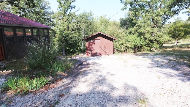 view of yard featuring an outbuilding