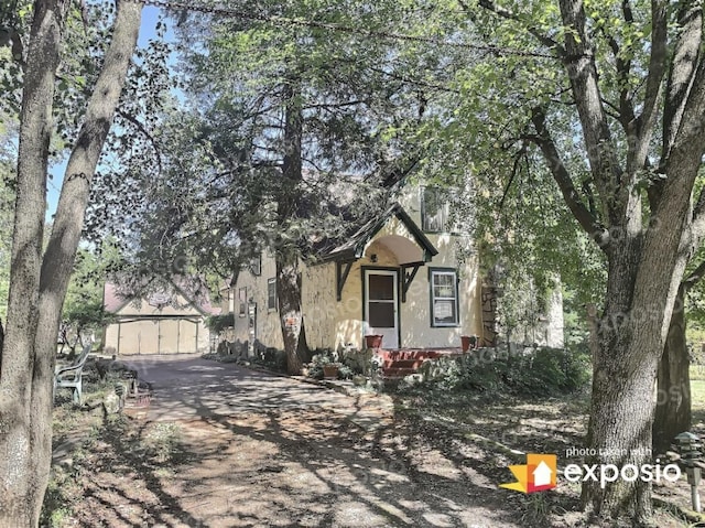 view of front of house with driveway and stucco siding