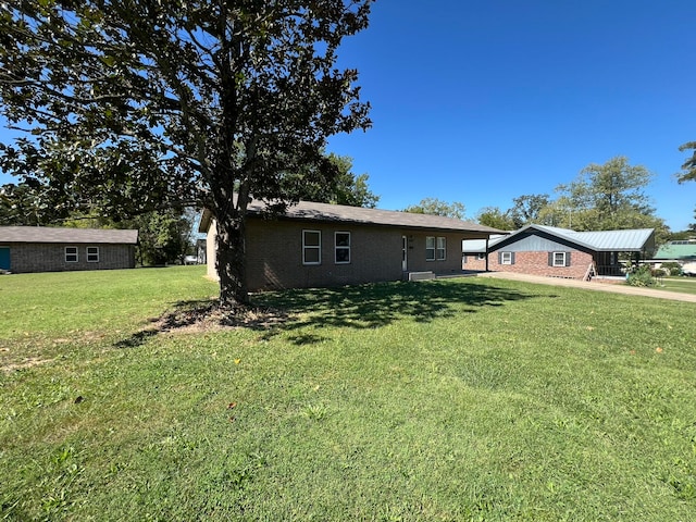 single story home with a front yard