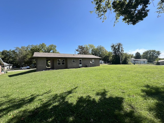 328 E 4th St, Willow Springs, MO 65793 - view of yard