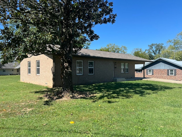 view of front facade featuring a front lawn