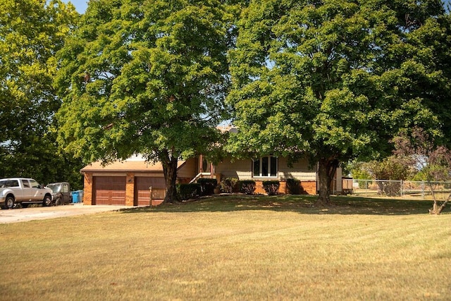 view of front facade with a front lawn