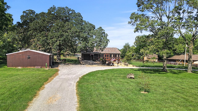 view of yard featuring a storage shed