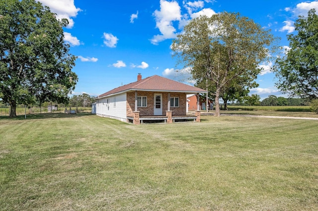 view of front of property featuring a front lawn