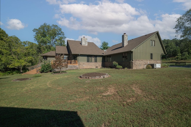 back of house featuring a lawn