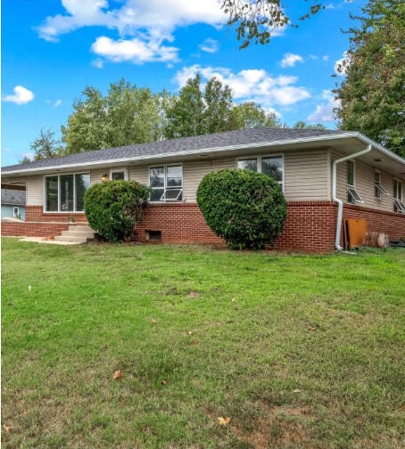 ranch-style house featuring a front lawn