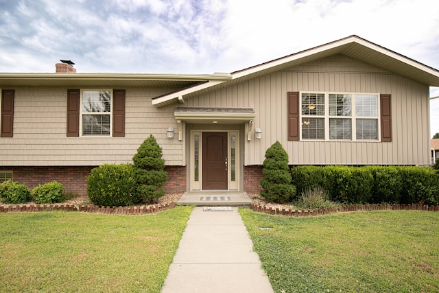 split foyer home featuring a front yard