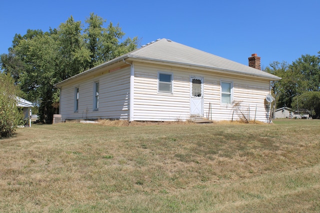 view of front facade featuring a front yard