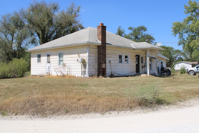 view of side of property featuring a lawn