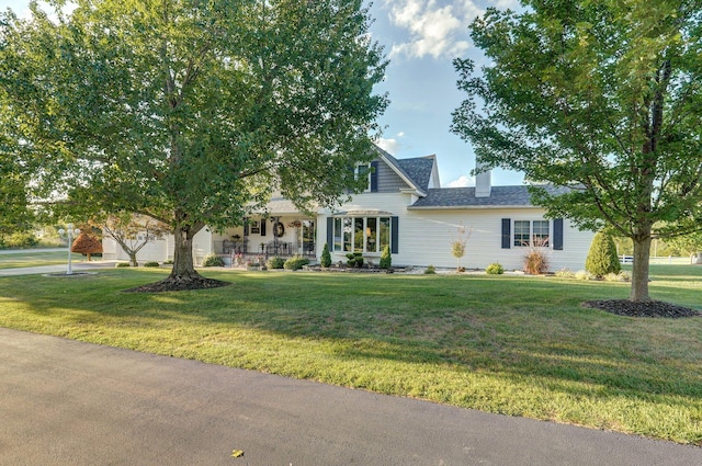 view of front of property with a front yard