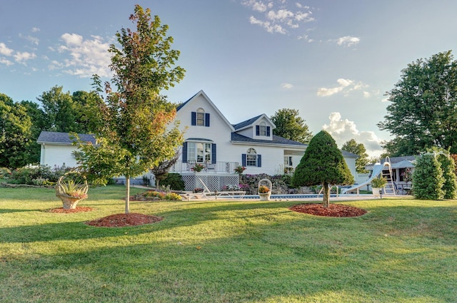 view of front of house featuring a front yard