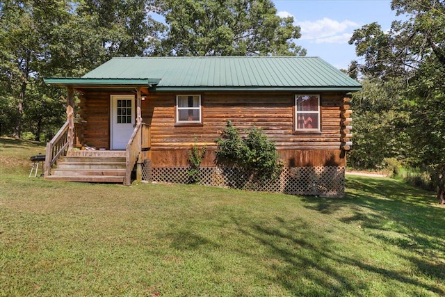 back of house featuring a lawn