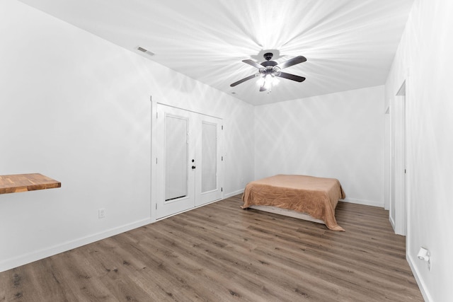 unfurnished bedroom featuring dark wood-type flooring and ceiling fan