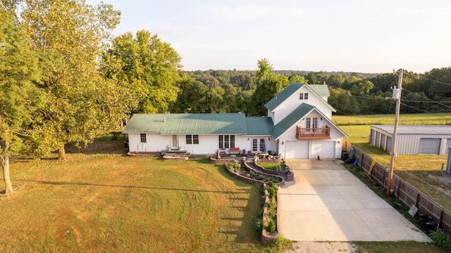 view of front of home featuring a front yard and a garage