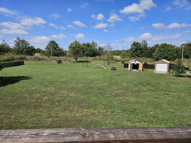 view of yard with an outdoor structure