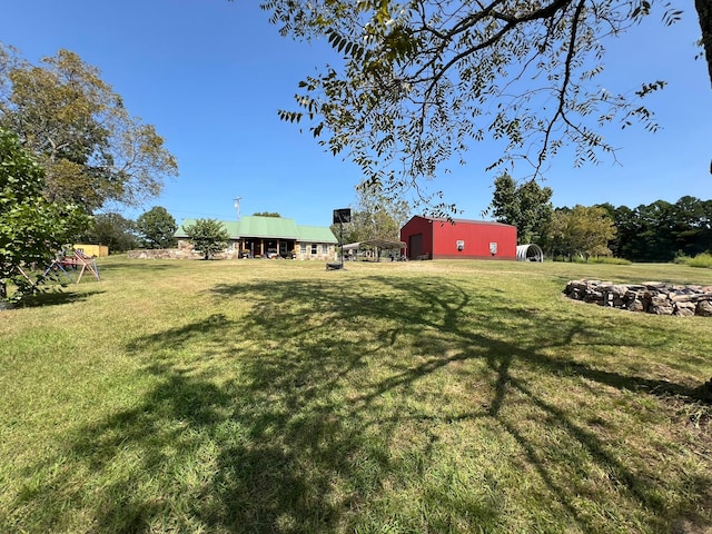 view of yard featuring an outdoor structure